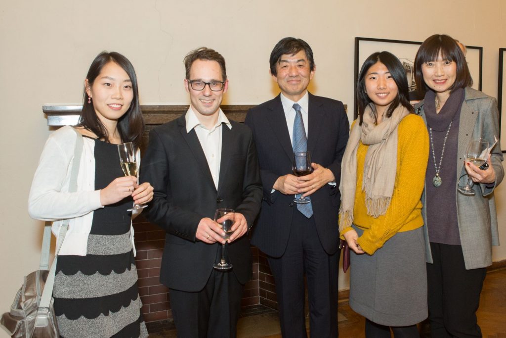 Japonijos ambasadorius Mr. Shiro Yamasaki su šeima ir dirigentas dr. E. Kavecka