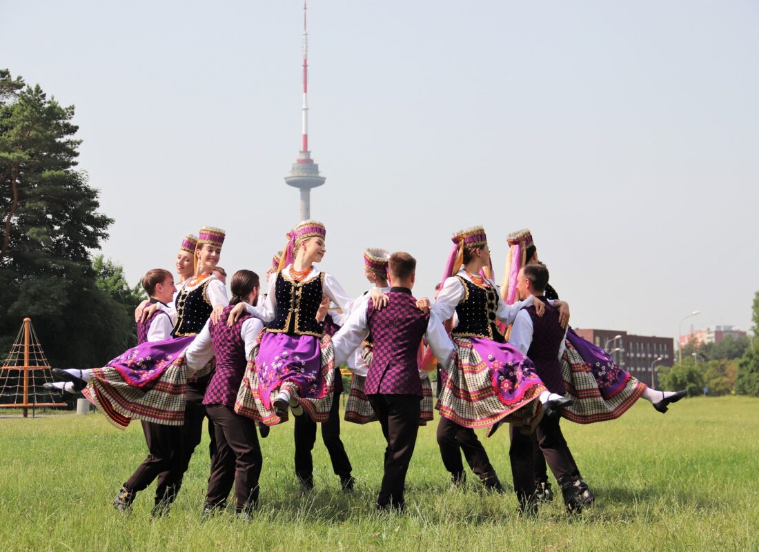 Ansamblis „Lietuva“ kartu su kitais šokio kolektyvais pristato „flashmob’ą“ | Rugsėjo 1-osios sveikinimas